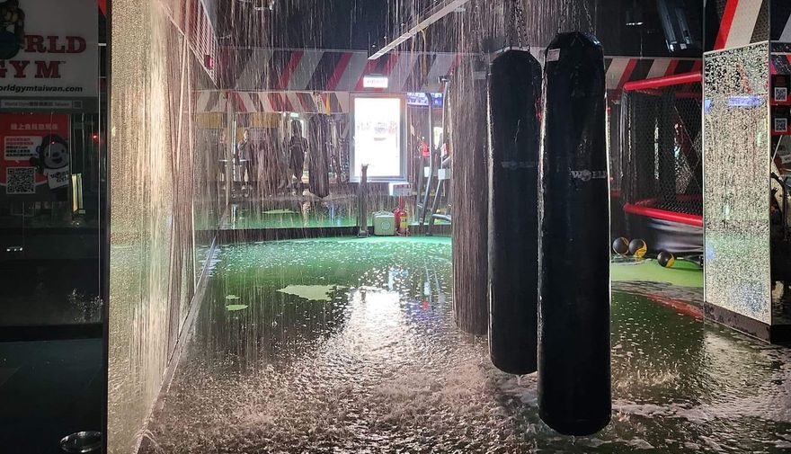 7.2強震撼全台/健身房成「水樂園」！　室內「下大雨」讓網傻眼：暫時不能去了