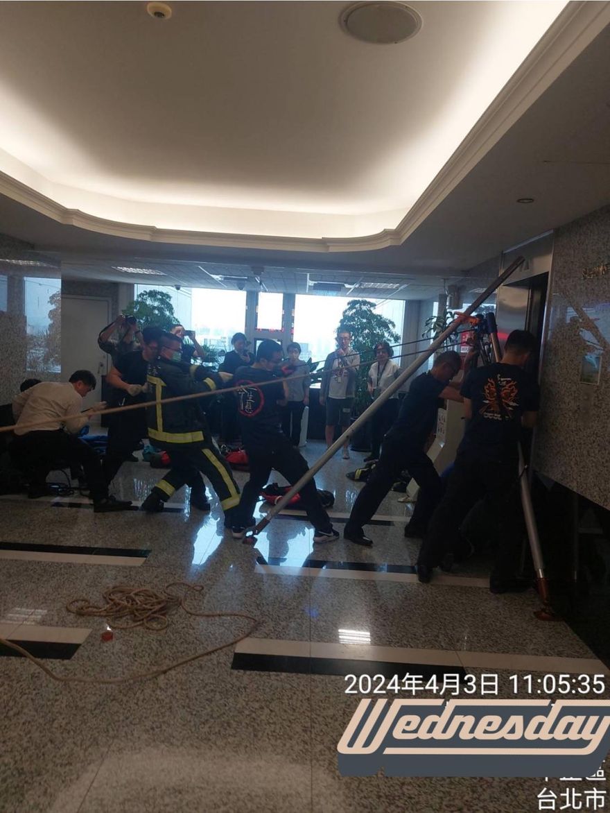 7.2強震撼全台/大怒神真實版？飛碟電台大樓「電梯下墜」　7人受困1人骨折