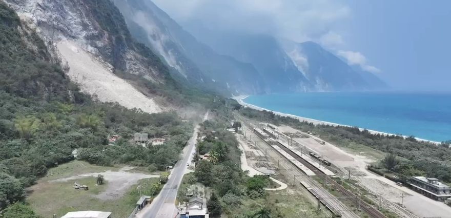 7.2強震撼全台/崇德車站空拍駭人！山壁光禿「滿目瘡痍」　另邊藍海憂愁美