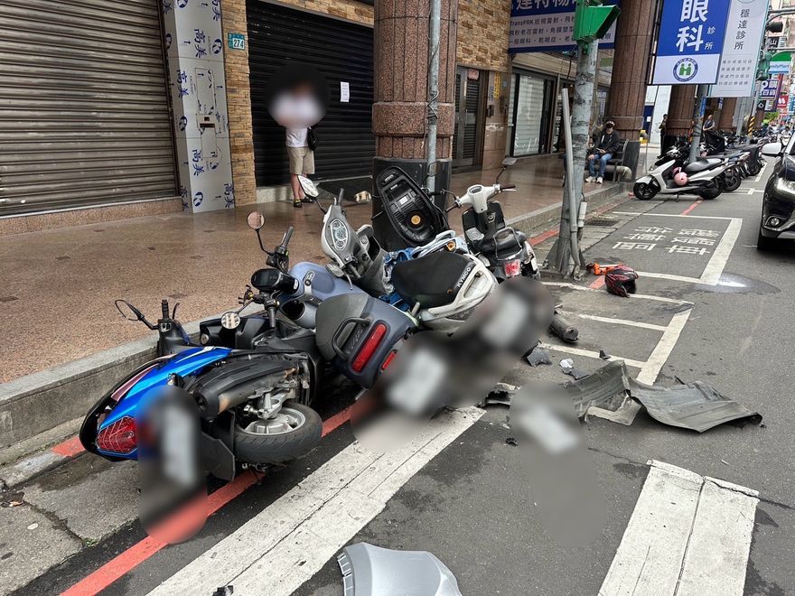 影/新莊離譜肇逃！洗錢通緝犯邊開車邊滑手機　失控連撞21車落跑