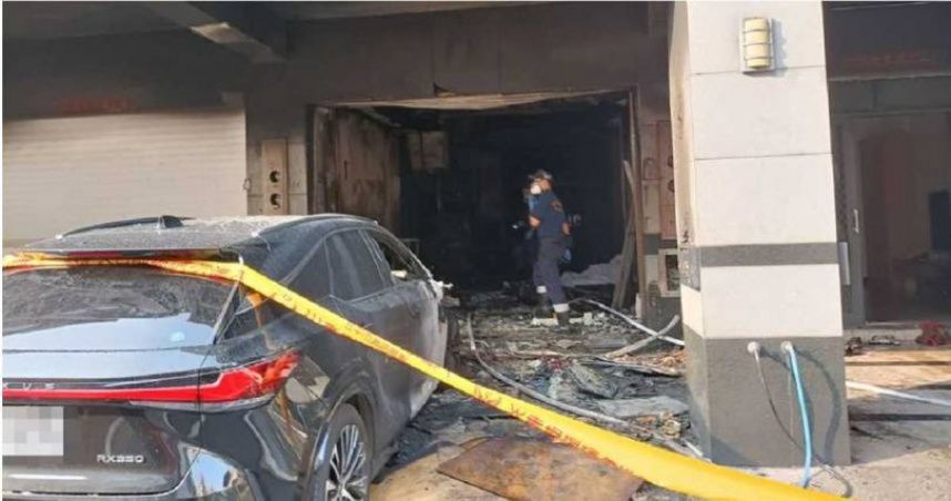交房起口角...前屋主怒放火「一起燒成焦屍」！恐怖縱火釀3死　兒女接遺體痛哭