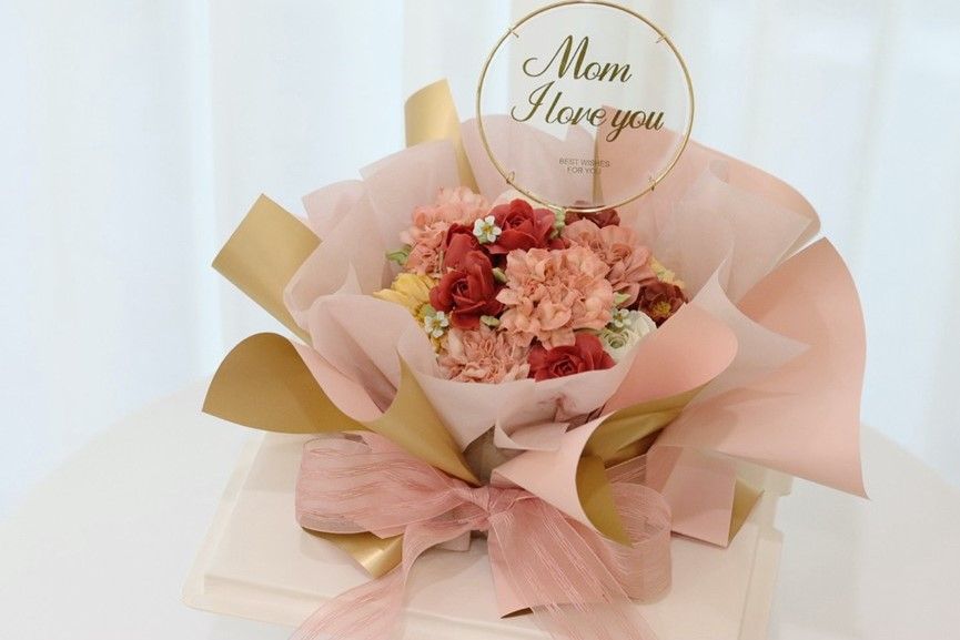 收服媽媽的心！整束粉紅康乃馨「都可以吃」　普諾紅寶石蛋糕「馨花開」