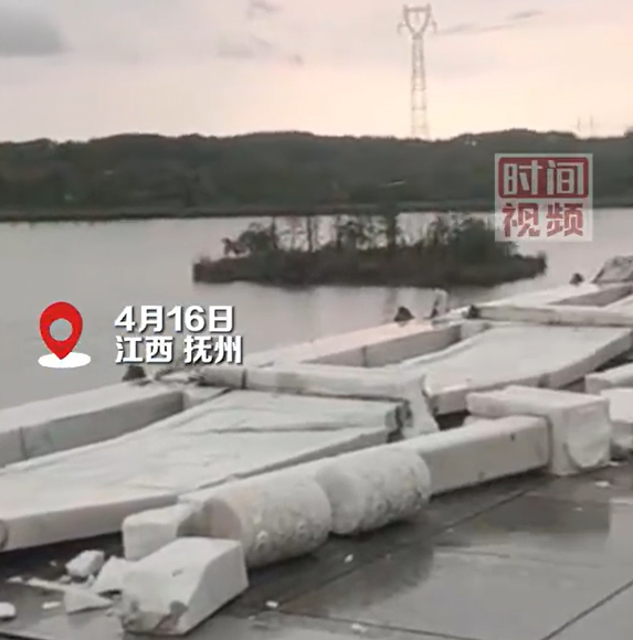 影/豆腐渣？江西造價8.7億大橋圍欄「一吹就倒」　官方：可能風太大了