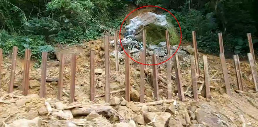 影/平溪鐵路驚見落石卡山坡！「不定時炸彈」嚇壞旅客　專家籲：要趕快移走