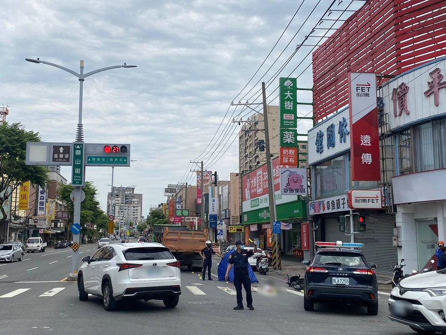 影/又是內輪差惹禍！高雄砂石車擦撞電動輔助車　73歲老婦人送醫不治