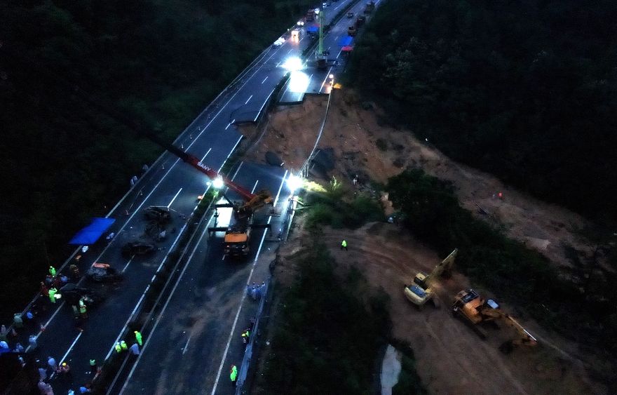 大雨掏空路基？廣東高速路面塌陷「死亡數攀升至36人」　民眾挽袖獻熱血