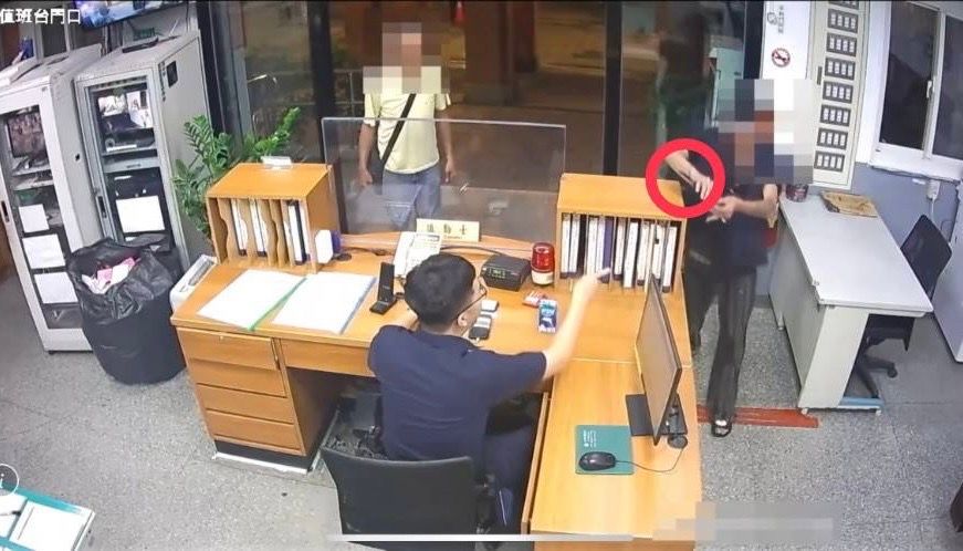 影/討薪水亮26公分刀！三峽2醉漢衝警所談判　警怒斥全醒了