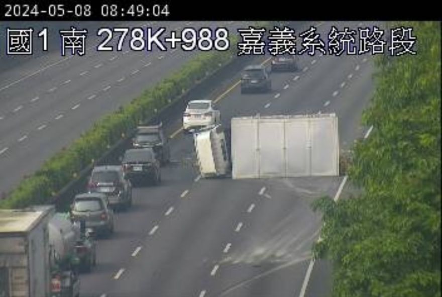 快訊/上班留意！國1南向新營服務區「貨車橫躺中線」後方回堵