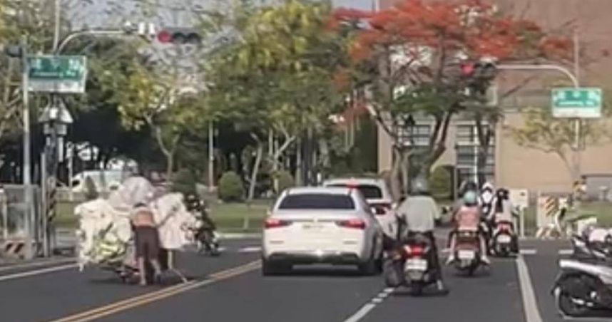 移動神主牌！8旬嬤逆向推回收車　鄉民嗆政府：要等孩童出事？