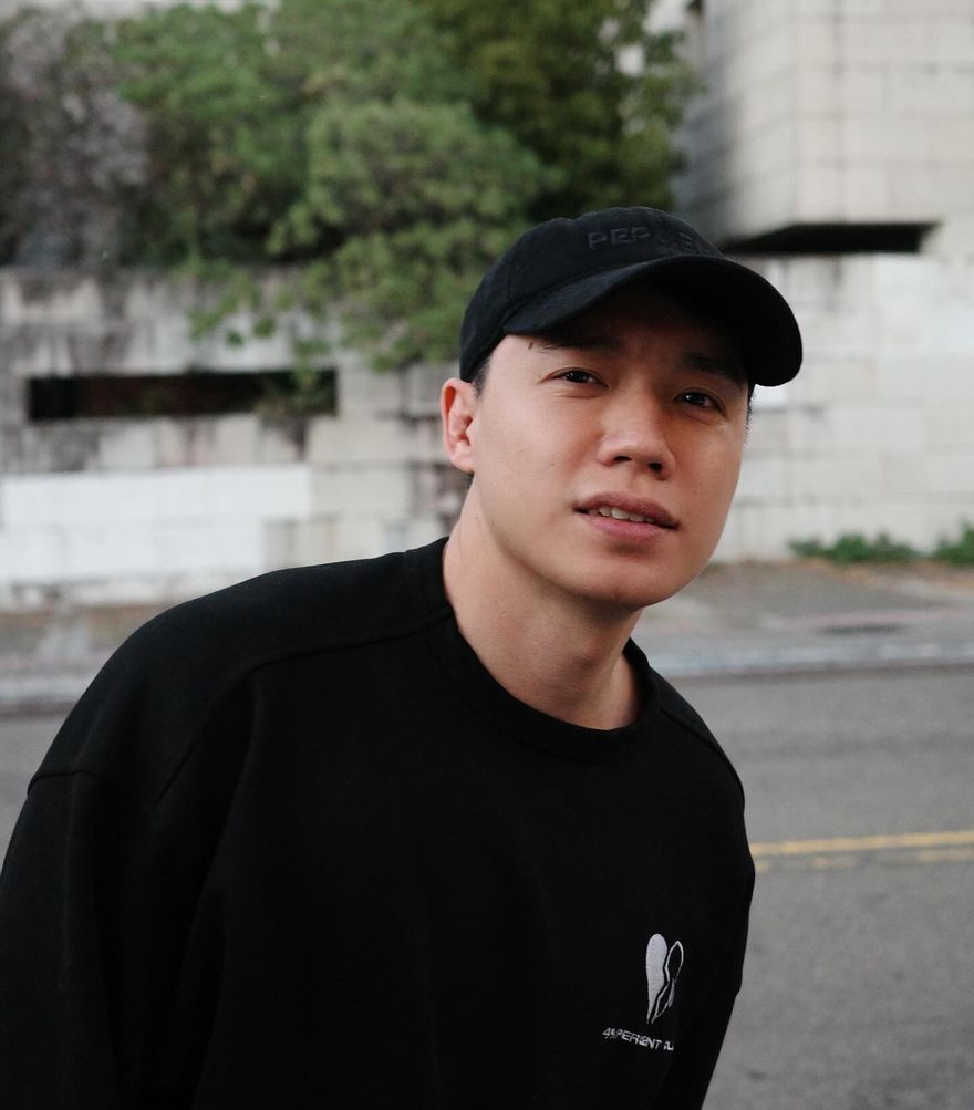Toyz直播「驚見篠崎泫」！粉絲問是否生出小椅子　他全說了：幫我照顧她