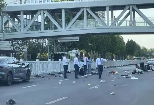 男試駕比亞迪釀2死1傷車禍　死者家屬店外舉白布條抗議