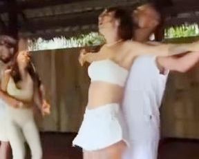 觀光景點公然「雙修瑜珈」畫面曝！男女緊貼翻白眼爽抖動　泰國官方回應了