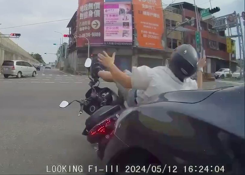 影/「瑞典坦克」釀禍！誤踩油門追尾前車害撞飛壯騎士　遭超派鐵拳捶玻璃