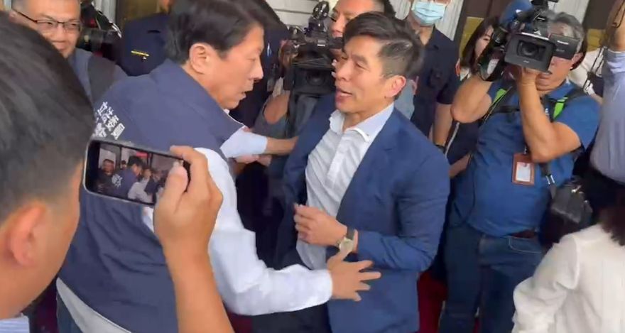 影/立院肢體衝突！謝龍介嗆「這裡我管的」 與鍾佳濱在地扭打
