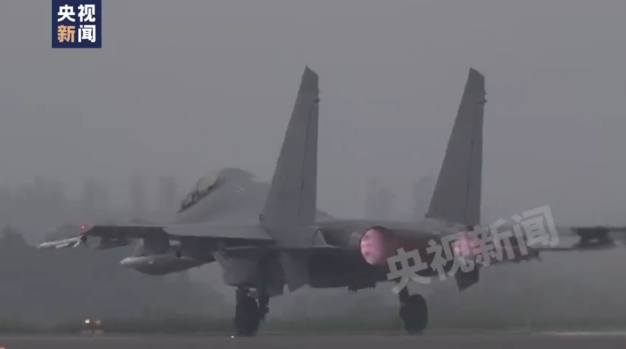 影/解放軍南通艦台海執行戰備警巡　陸媒：台灣鄭和艦離我0.6海浬
