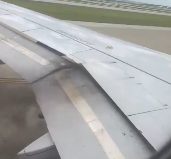影/153人緊急疏散！飛機引擎起飛前突起火　乘客見窗外「機翼竄黑煙」嚇壞