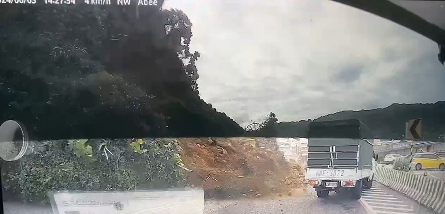 影/死神好近！基隆山崩土石迎面蓋下來　行車紀錄器畫面曝