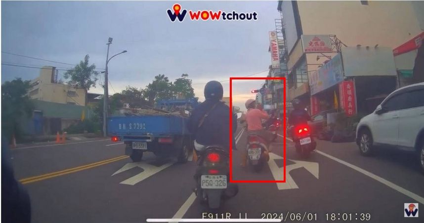 怪阿北騎車一半「停路中央合掌拜拜」　網傻眼：找佛祖請款