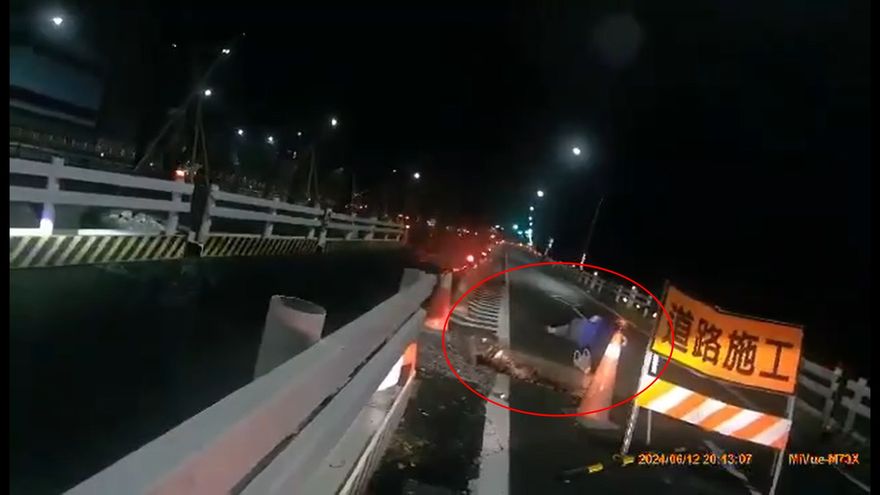 影/「大鴻溝」生吞騎車！高雄路面施工釀3騎士慘摔　機車直墜B1