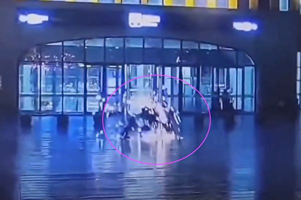 驚悚畫面曝光！2男火車站撐傘遭雷擊　火光爆炸應聲倒地