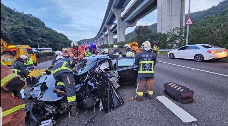 快訊/驚悚現場曝！國1南下38k「3車追撞」車頭變鐵片　3重傷1身亡