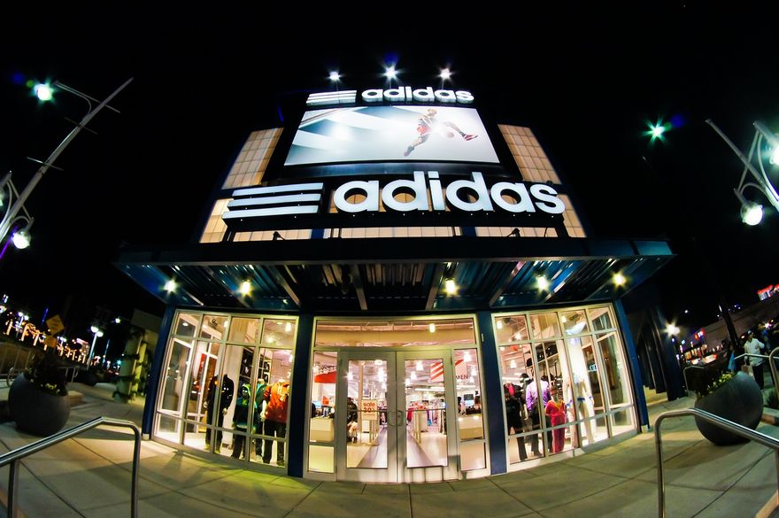 陸adidas高階主管遭爆「收回扣、職場霸凌」　總部啟動調查