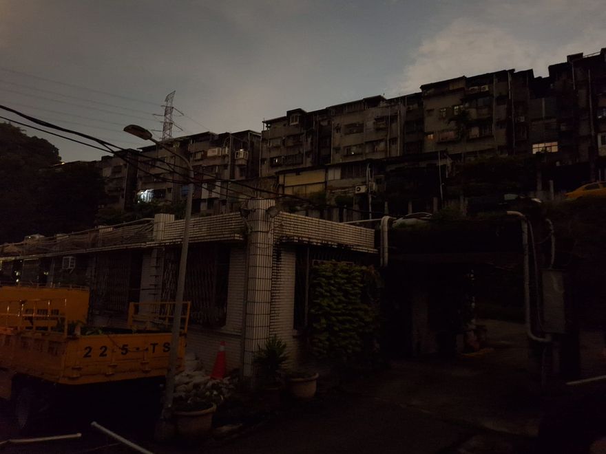快訊/台電又遭圍剿？北市信義區道路摸黑至晚間　933戶停電原因曝