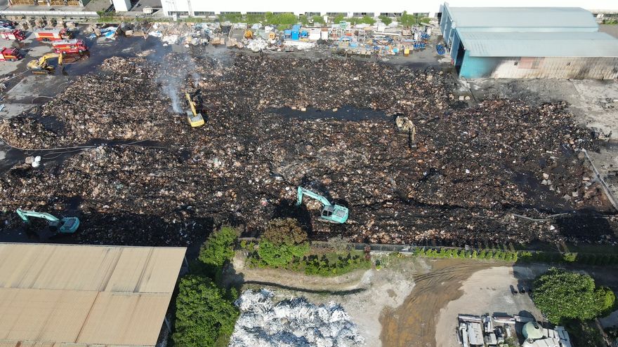 駭人空拍！屏東惡火吞噬千坪塑膠工廠「10小時才撲滅」紙箱變黑炭