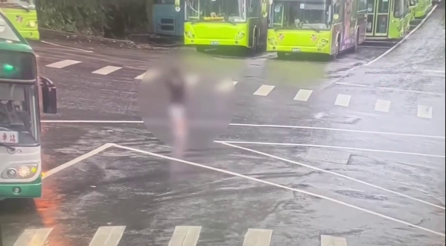 影/北市怪女闖公車總站！趁司機去尿尿「整輛開走」再棄車逃逸