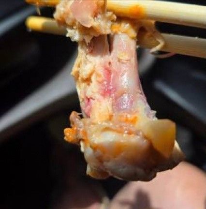 買好市多酸辣雞翅「肉質透明帶血紅色」！　她咬一口慘腹痛噁心狂吐