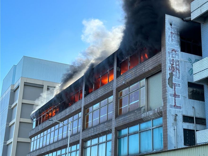 快訊/高雄驚傳重大火警！海霸王分公司猛烈黑煙直竄　50多名員工急逃