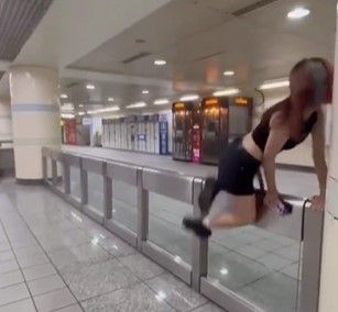 糟糕的錯誤示範！國一女翻柵欄逃票「曬影片炫耀」　網眾怒：沒救…最重罰7500元