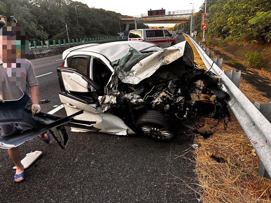 快訊/國3台中沙鹿段多車嚴重追尾！轎車撞槽車「車頭全毀」命危乘客救回