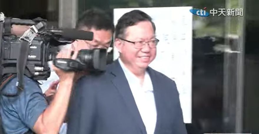 涉貪以500萬元交保　鄭文燦「面帶微笑」離開法院