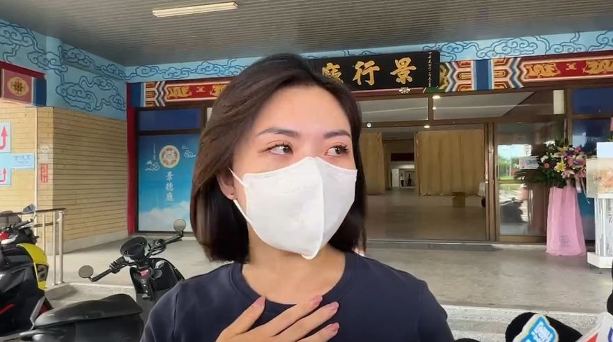 影/父家門口遭擊斃！議員林依婷偕母急奔殯儀館　悲痛落淚