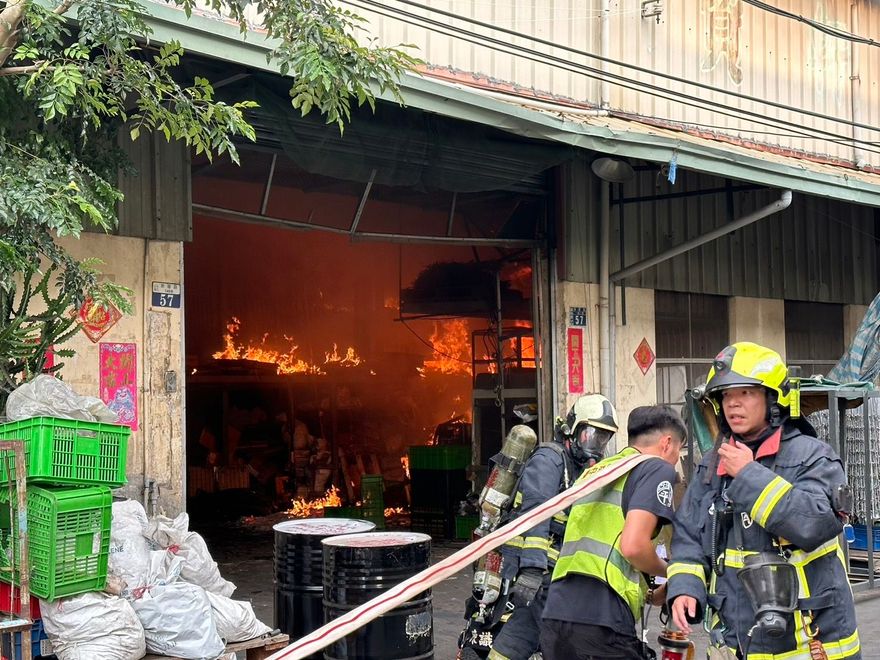 快訊/台中重大火災！霧峰烤漆工廠火舌狂竄　黑煙沖天釀1人燒傷送醫