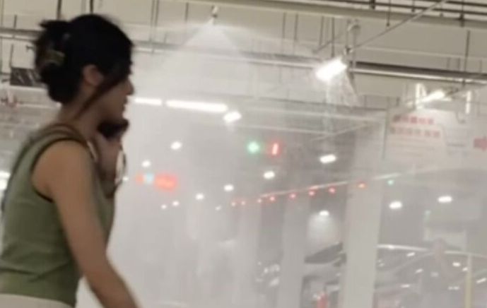 快訊/停車場秒變「洗車趴」！休旅車猛撞美式賣場柱子　灑水系統啟動多輛車遭殃