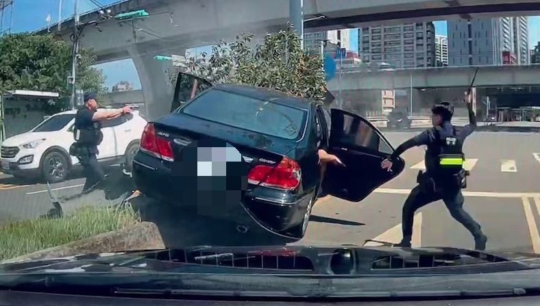 快訊/大白天開槍！龜山男開贓車遭識破　蛇行竄逃騎上安全島被逮