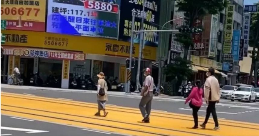 高雄超狂輕軌闖入事件！一家人軌道漫步被酸「以為塗顏色就是人行道」