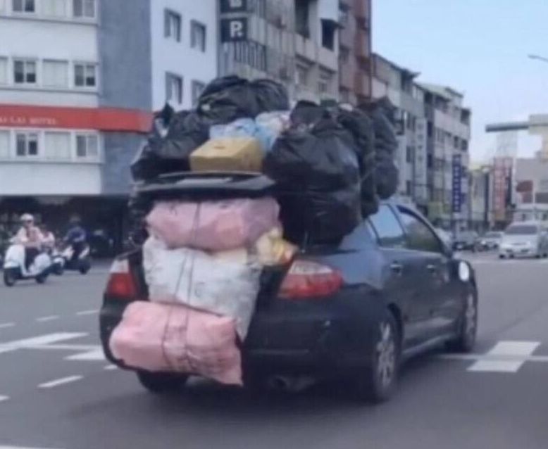 影/台中版「移動城堡」？轎車堆8大袋雜物擋車牌　網驚：連後照鏡都掉掛