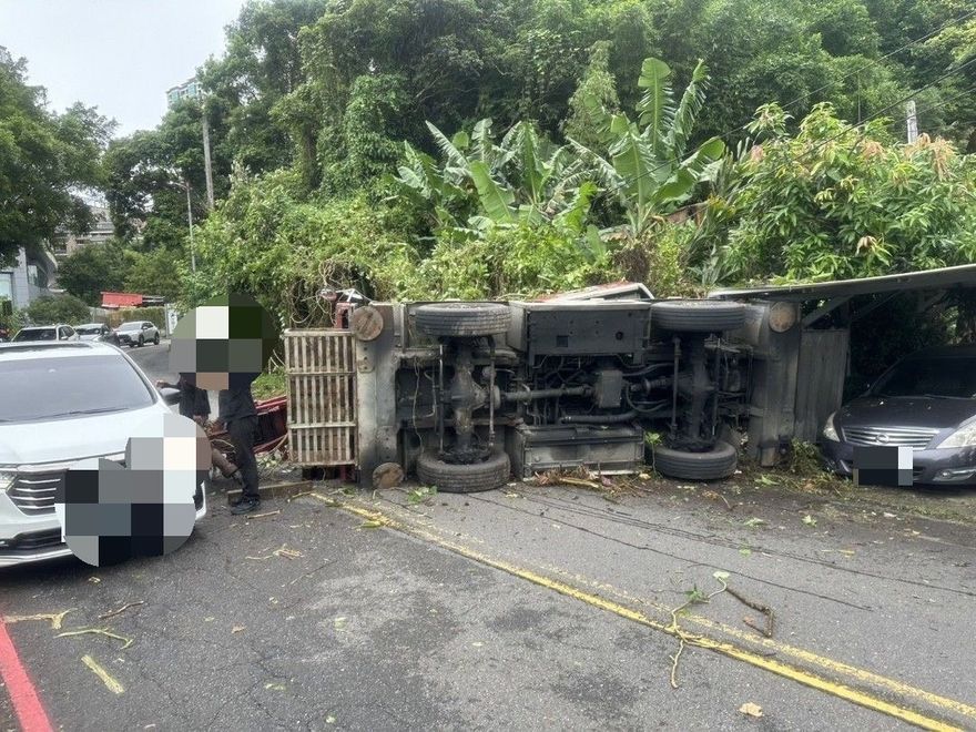 汐止驚悚翻車意外！機械吊車煞車失靈一路翻下山　車棚被撞爛…駕駛命大輕傷