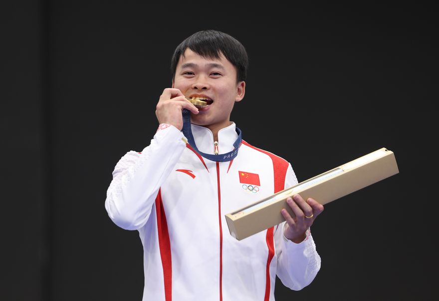 大陸隊再添1金！00後小將謝瑜空氣手槍逆轉勝　台上開心「試吃金牌」