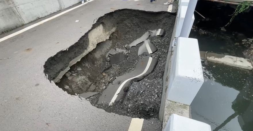 第3次塌陷！凱米颱風掏空萬丹大排河堤道路　驚現「4米長」大天坑