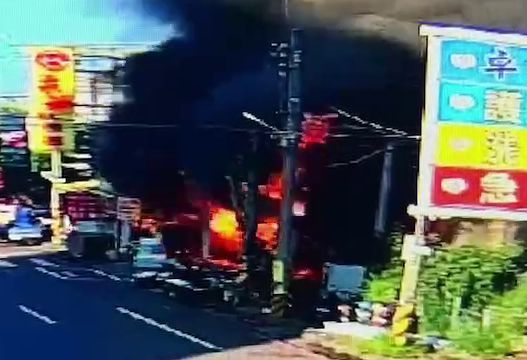 快訊/爆炸畫面曝光！北斗套房3死火警　5秒全面燃燒狂竄黑煙