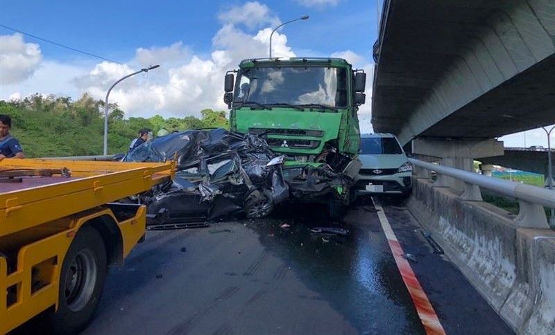 台88交流道7車連撞！黑車遭前後夾擊變「廢鐵」　駕駛命大僅輕傷