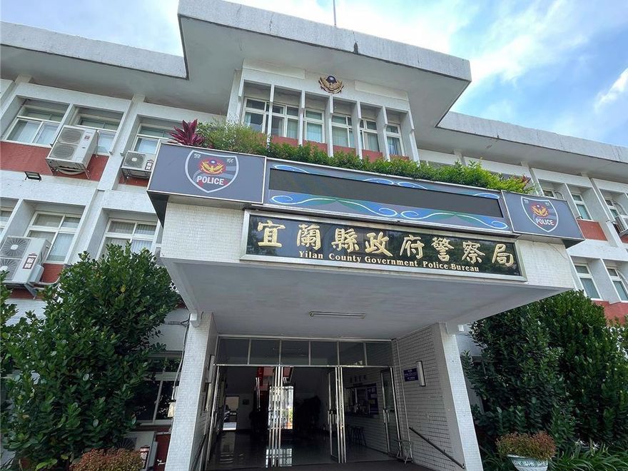 快訊/知法犯法！離譜警開警車輾自行車道「抽菸+打電話」　宜蘭分局將懲處