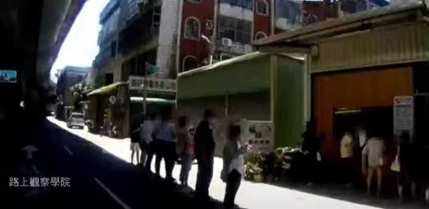 燒臘店太夯不夠站！顧客「保齡球瓶」排隊法站路中央　網吐槽：等投胎