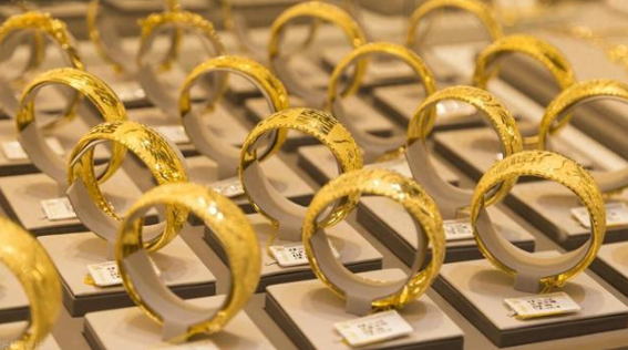 花2.7萬買「一口價」金手鐲卻只重6公克　他怒向店家要求換貨卻遭拒