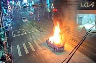 快訊/七夕晚間驚魂夜！桃園鬧區驚傳貨車火燒意外　2乘客急逃生
