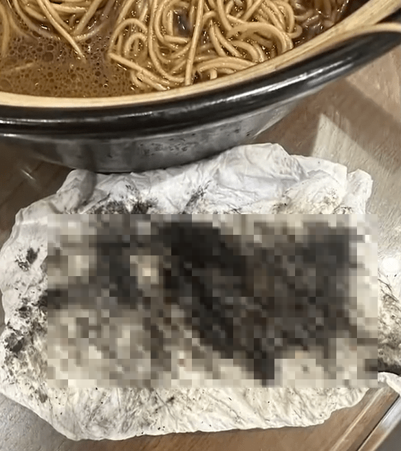 腐爛老鼠？陸男點7百元湯麵吃到「黑色爆漿惡臭物」狂吐　官方介入調查